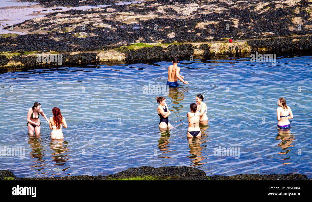 St Andrews, Fife, Scozia, Regno Unito. 10 maggio 2024. Meteo nel Regno Unito: St Andrews sperimenta una mini onda di calore a molla con temperature che raggiungono i 25°C.. La gente del posto e i turisti trascorrono la giornata a Castle Beach godendosi il caldo sole di maggio. Crediti: Dundee Photographics/Alamy Live News Foto Stock