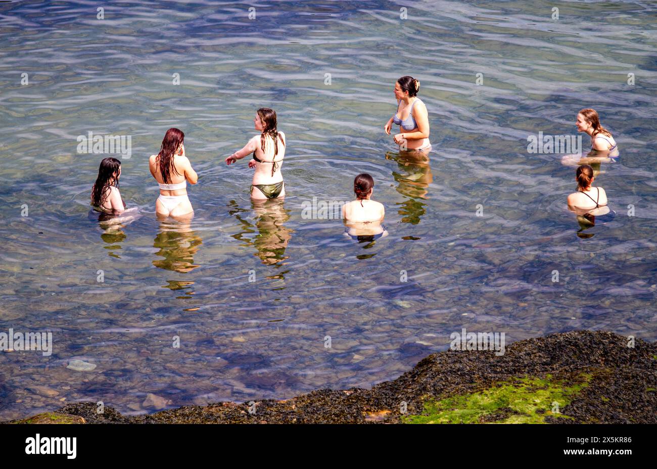 St Andrews, Fife, Scozia, Regno Unito. 10 maggio 2024. Meteo nel Regno Unito: St Andrews sperimenta una mini onda di calore a molla con temperature che raggiungono i 25°C.. La gente del posto e i turisti trascorrono la giornata a Castle Beach godendosi il caldo sole di maggio. Crediti: Dundee Photographics/Alamy Live News Foto Stock