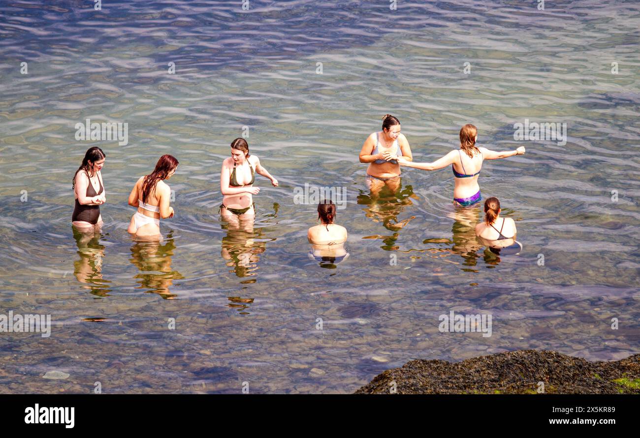 St Andrews, Fife, Scozia, Regno Unito. 10 maggio 2024. Meteo nel Regno Unito: St Andrews sperimenta una mini onda di calore a molla con temperature che raggiungono i 25°C.. La gente del posto e i turisti trascorrono la giornata a Castle Beach godendosi il caldo sole di maggio. Crediti: Dundee Photographics/Alamy Live News Foto Stock