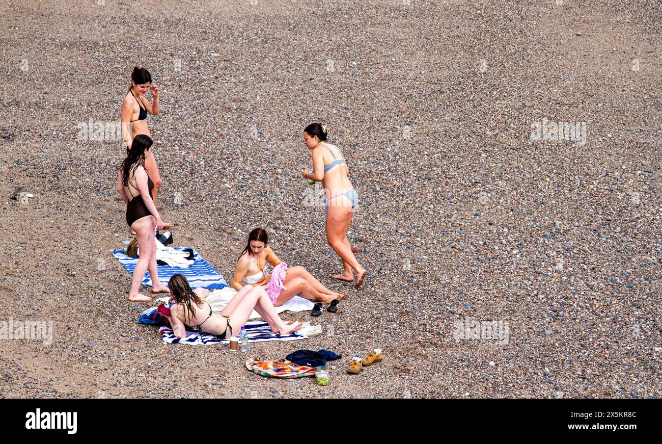 St Andrews, Fife, Scozia, Regno Unito. 10 maggio 2024. Meteo nel Regno Unito: St Andrews sperimenta una mini onda di calore a molla con temperature che raggiungono i 25°C.. La gente del posto e i turisti trascorrono la giornata a Castle Beach godendosi il caldo sole di maggio. Crediti: Dundee Photographics/Alamy Live News Foto Stock