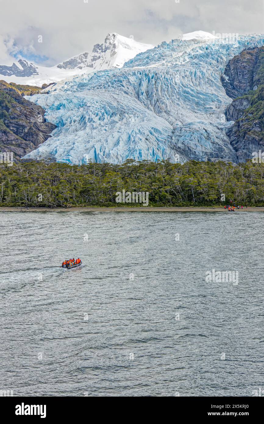 Cile, Parco Nazionale della Terra del fuoco. Turisti in barca Zodiac nello stretto di Magellano. Foto Stock