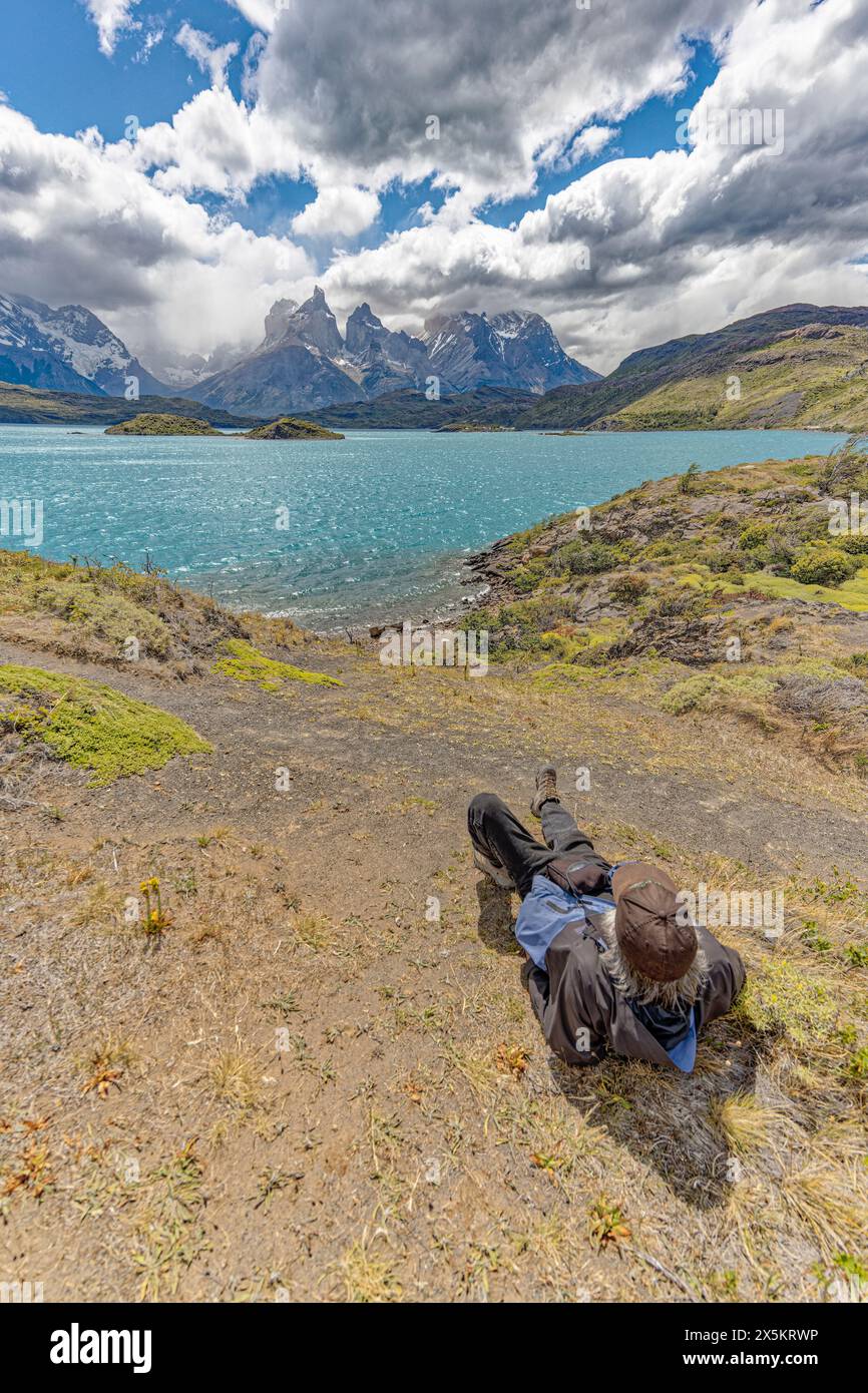 Cile, Parco Nazionale Torres del Paine. Uomo che ama il paesaggio di montagne e lago. (Solo per uso editoriale) Foto Stock