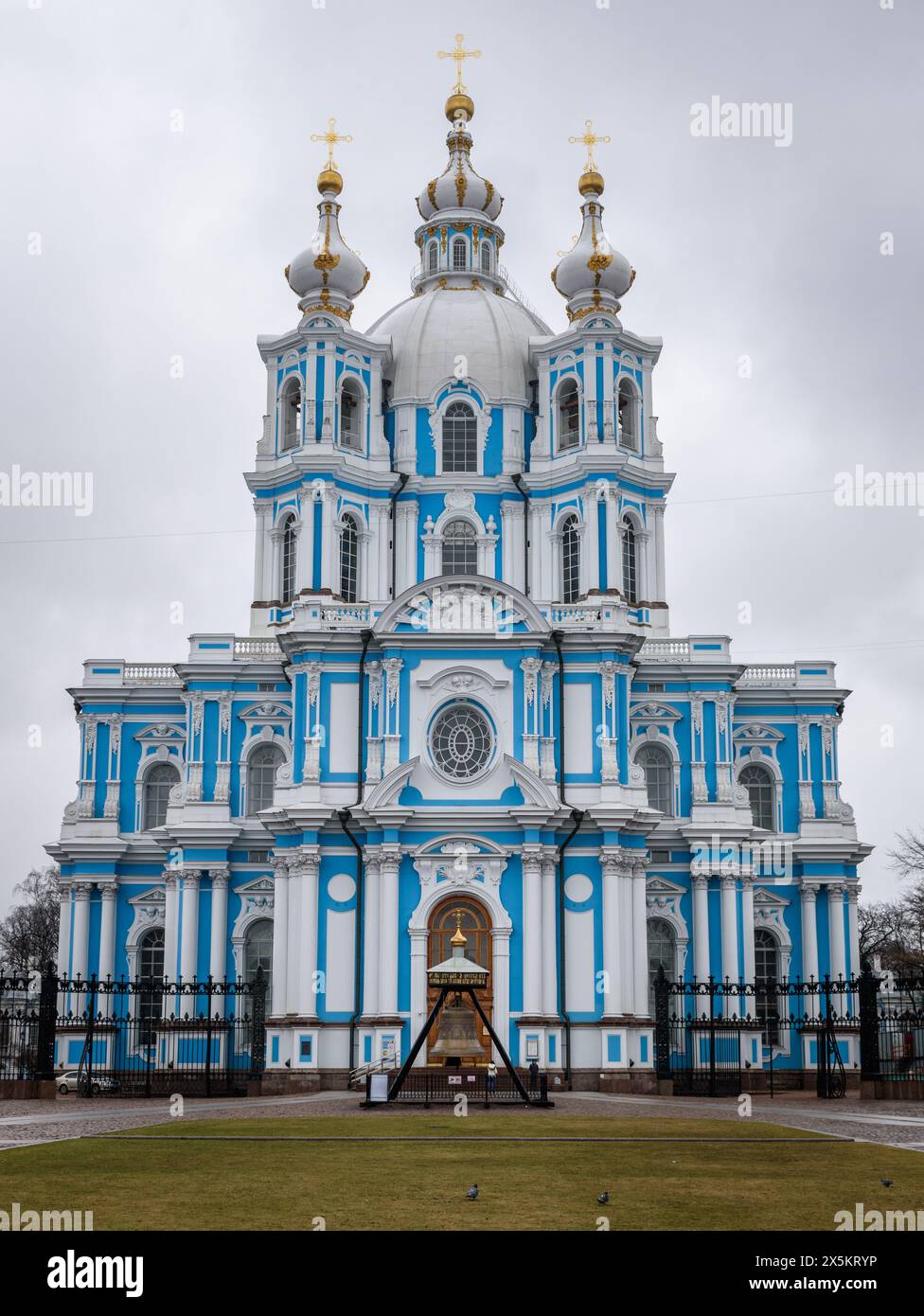 Smolny Convento della Resurrezione, la chiesa principale, un edificio blu e bianco, è considerato uno dei capolavori architettonici dell'Itali Foto Stock Smolny Convento della Resurrezione, la chiesa principale, un edificio blu e bianco, è considerato uno dei capolavori architettonici dell'Itali Foto Stock
