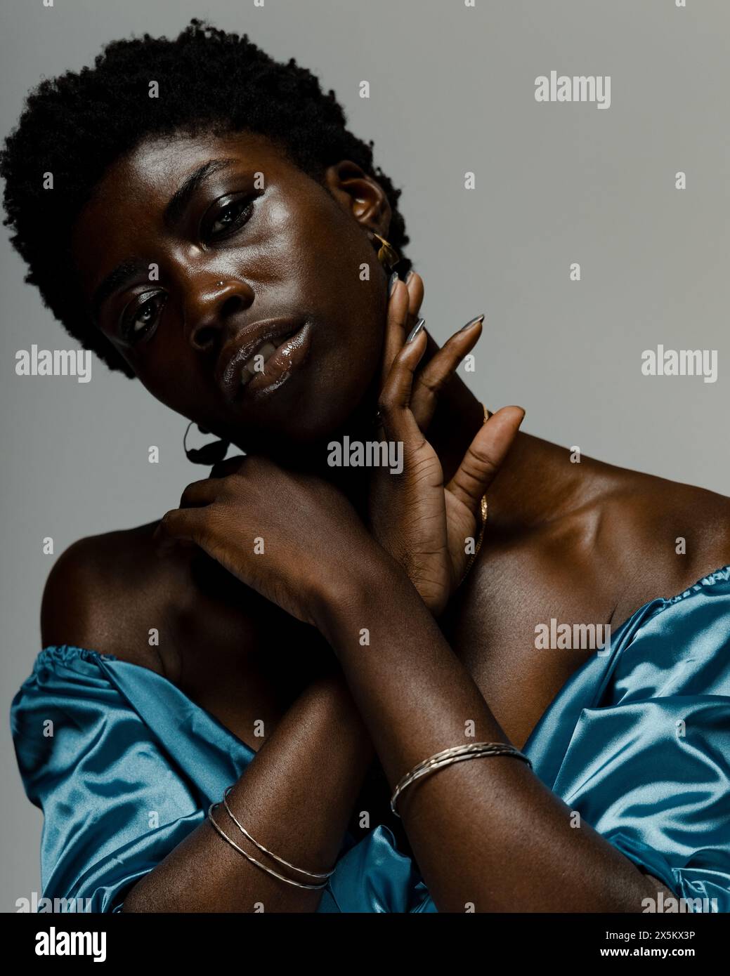 Ritratto in studio di una giovane donna con top in seta blu Foto Stock