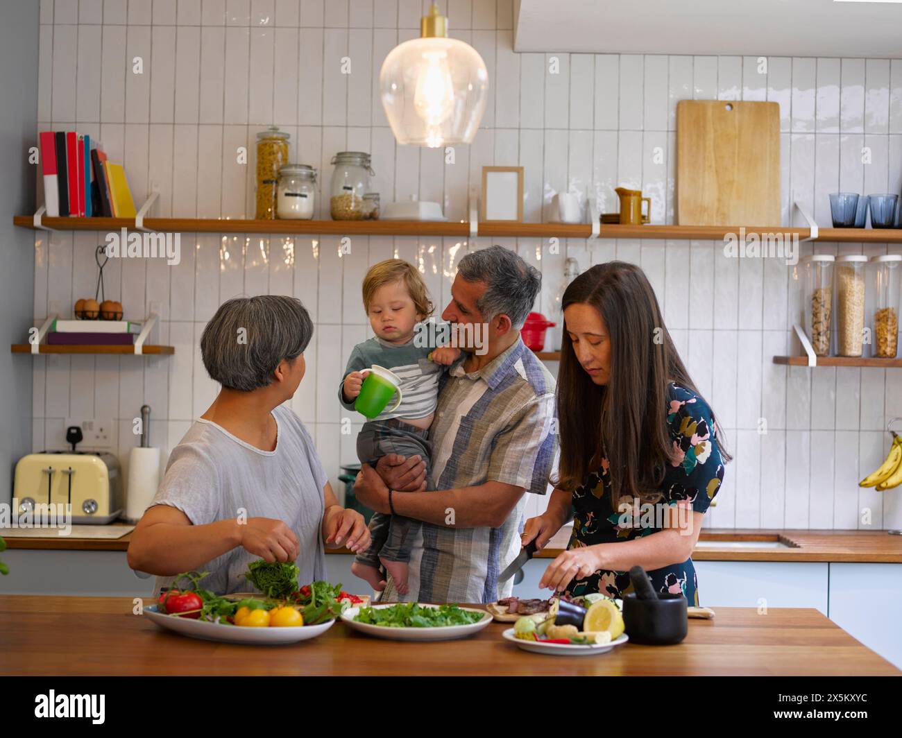 Famiglia preparare il cibo in cucina Foto Stock