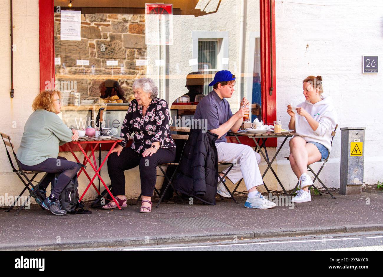 St Andrews, Fife, Scozia, Regno Unito. 10 maggio 2024. Meteo nel Regno Unito: St. Andrews sta vivendo un'ondata di caldo primaverile, con temperature che raggiungono i 25°C.. Sia la gente del posto che i turisti si godono l'ondata di caldo di maggio nei caffè di strada, insieme alla vita cittadina. Crediti: Dundee Photographics/Alamy Live News Foto Stock