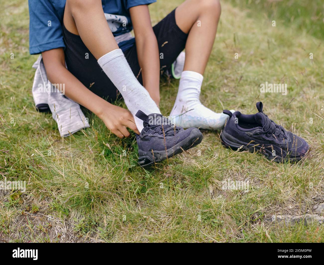 Ragazza messa sulle scarpe Foto Stock