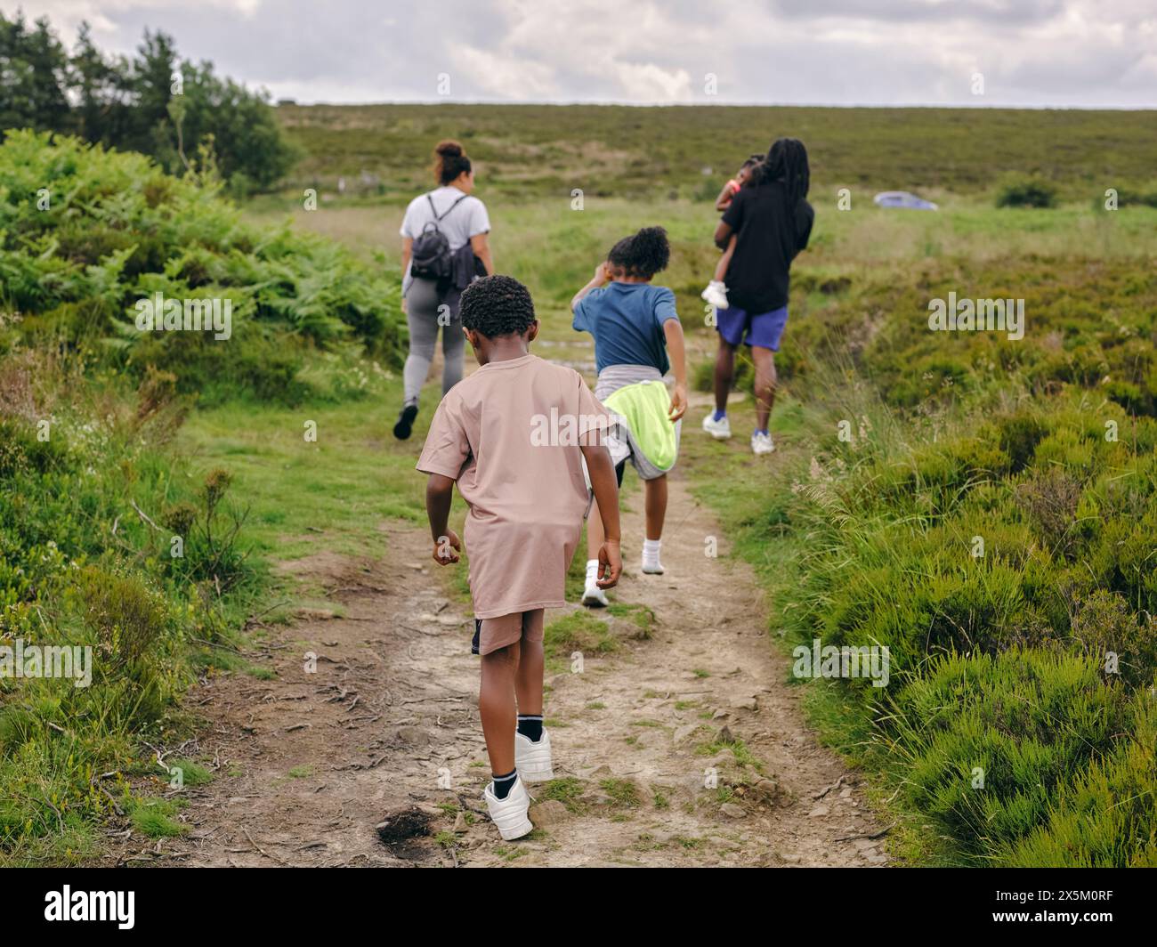 Famiglia con bambini che camminano nella natura Foto Stock