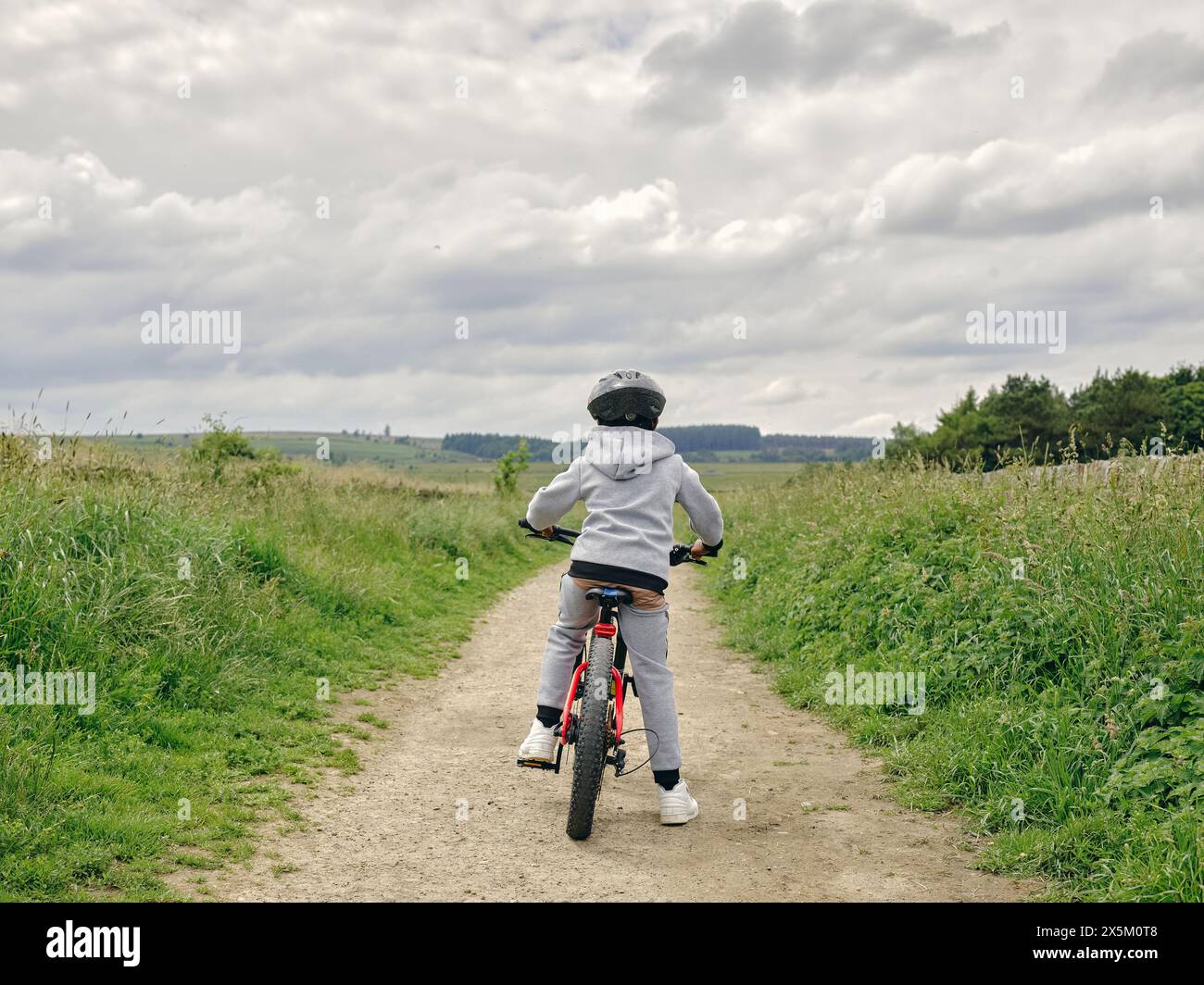 Vista posteriore della bicicletta per bambini in campagna Foto Stock