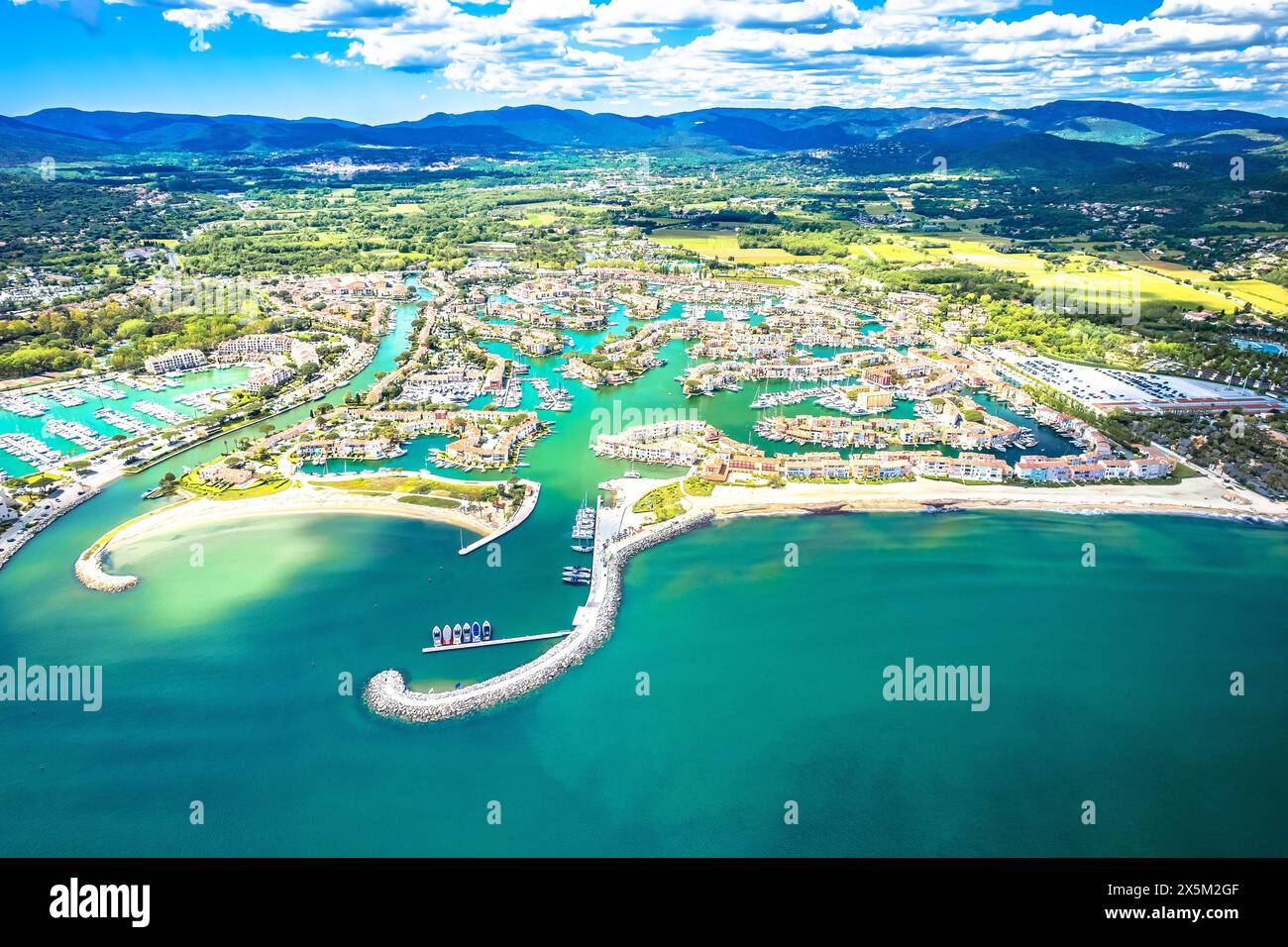 Vista aerea panoramica del porticciolo del villaggio di Port Grimaud e dell'arcipelago della costa Azzurra Foto Stock