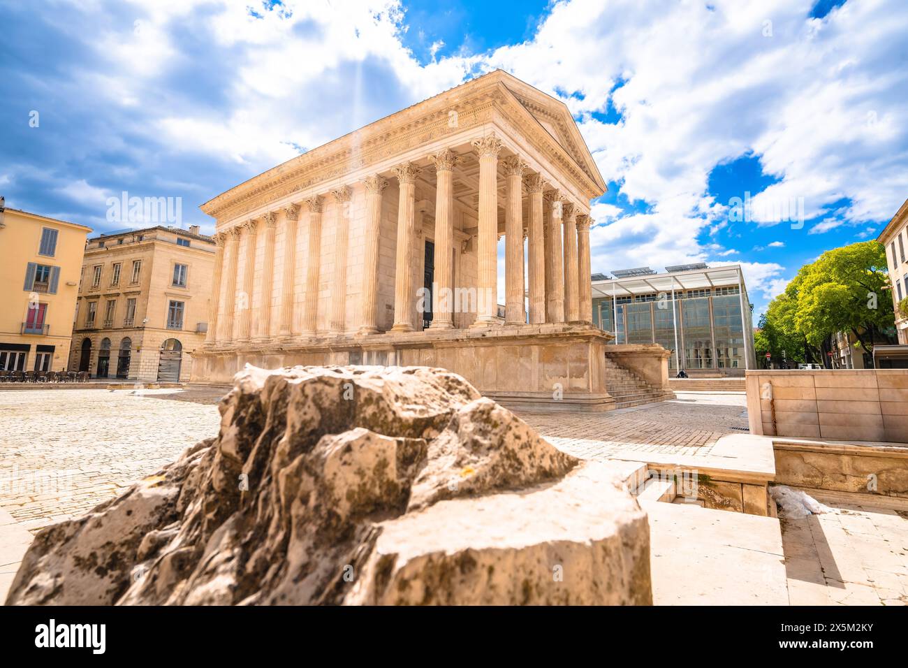 Maison Carree, tempio storico romano, vista sulla via Nimes, a sud della Francia Foto Stock