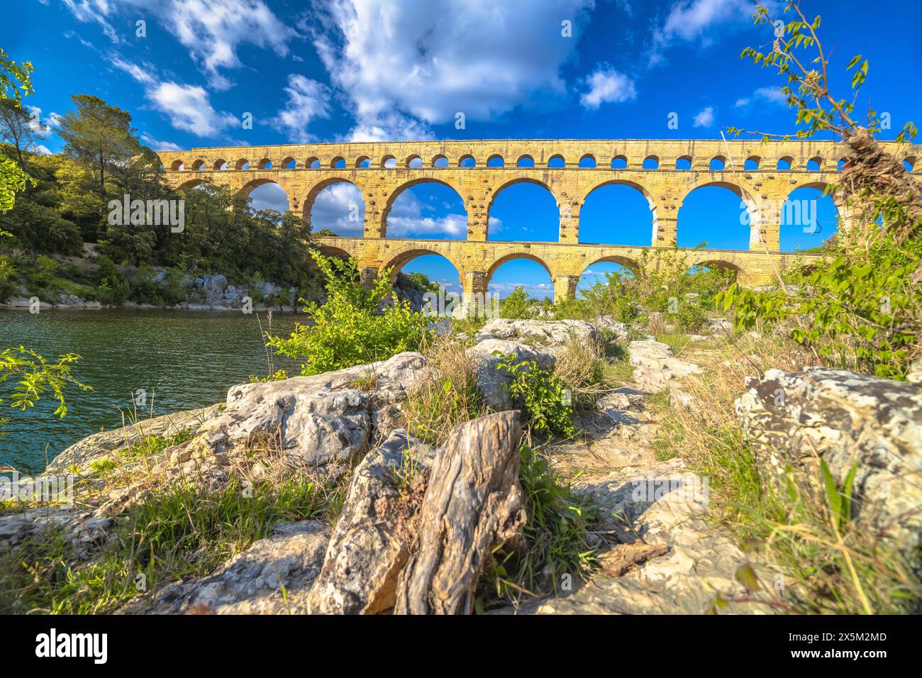 Il Pont du Gard antico ponte acquedotto romano costruito nel i secolo d.C. per trasportare l'acqua a Nîmes. Attraversa il fiume Gardon vicino alla città di Ver Foto Stock