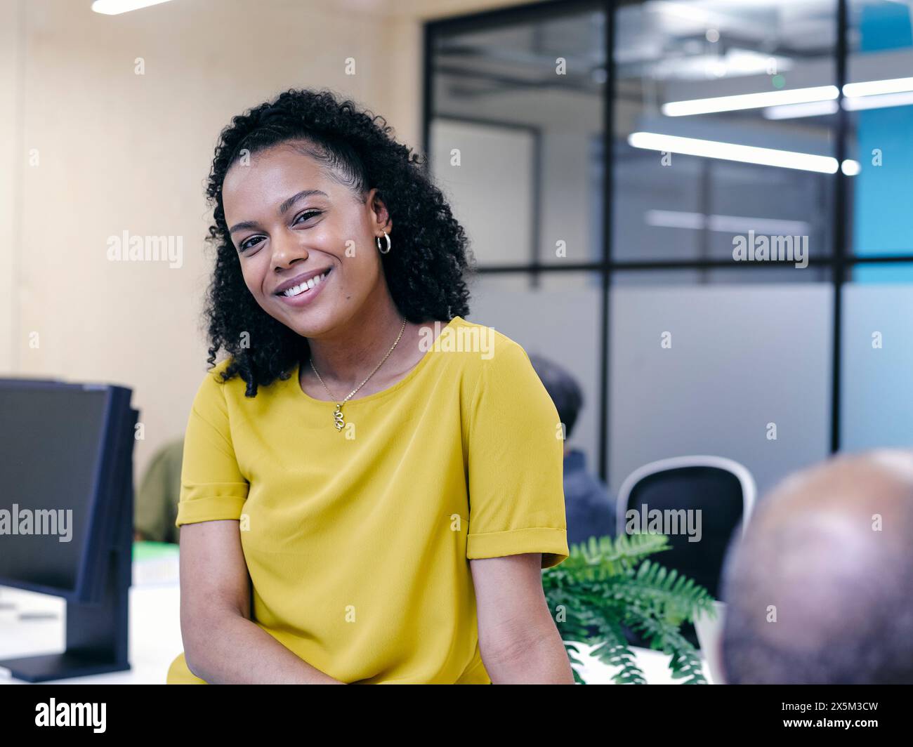 Ritratto di una donna in uno spazio di co-working Foto Stock