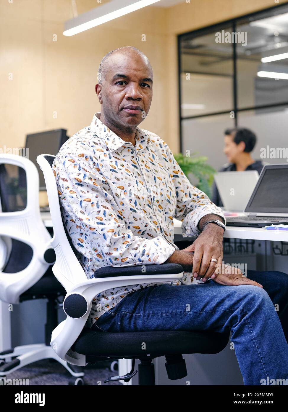 Ritratto di un uomo nello spazio di co-working Foto Stock