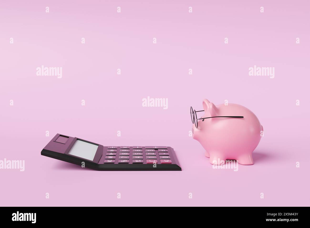 Salvadanaio rosa con occhiali davanti alla calcolatrice nera su sfondo rosa. Contabilità commerciale, calcolo del reddito e pianificazione pensionistica Foto Stock
