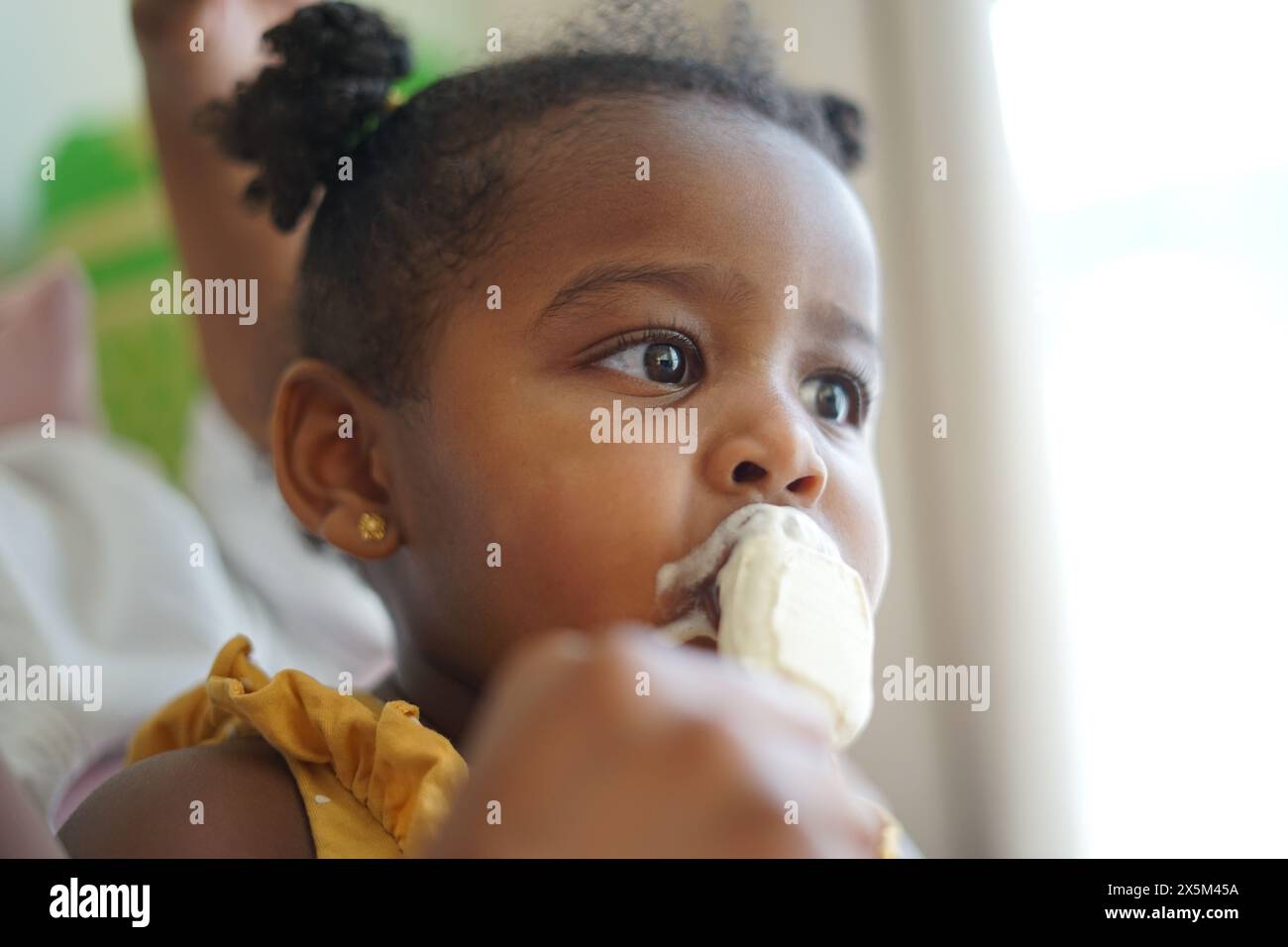 Ragazza mangiare gelato Foto Stock