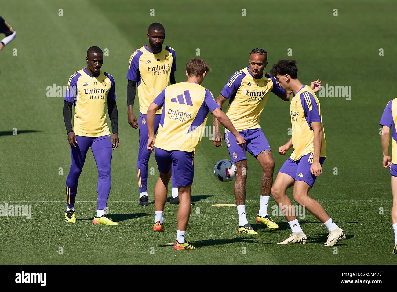 Spagna - 10 maggio 2024, i giocatori della squadra del Real Madrid CF si riscaldano durante la sessione di allenamento alla vigilia della partita di calcio della settimana sportiva 35 la Liga EA 2023/2024 tra il Granada CF e il Real Madrid CF al campo di allenamento del Real Madrid CF. Foto Stock