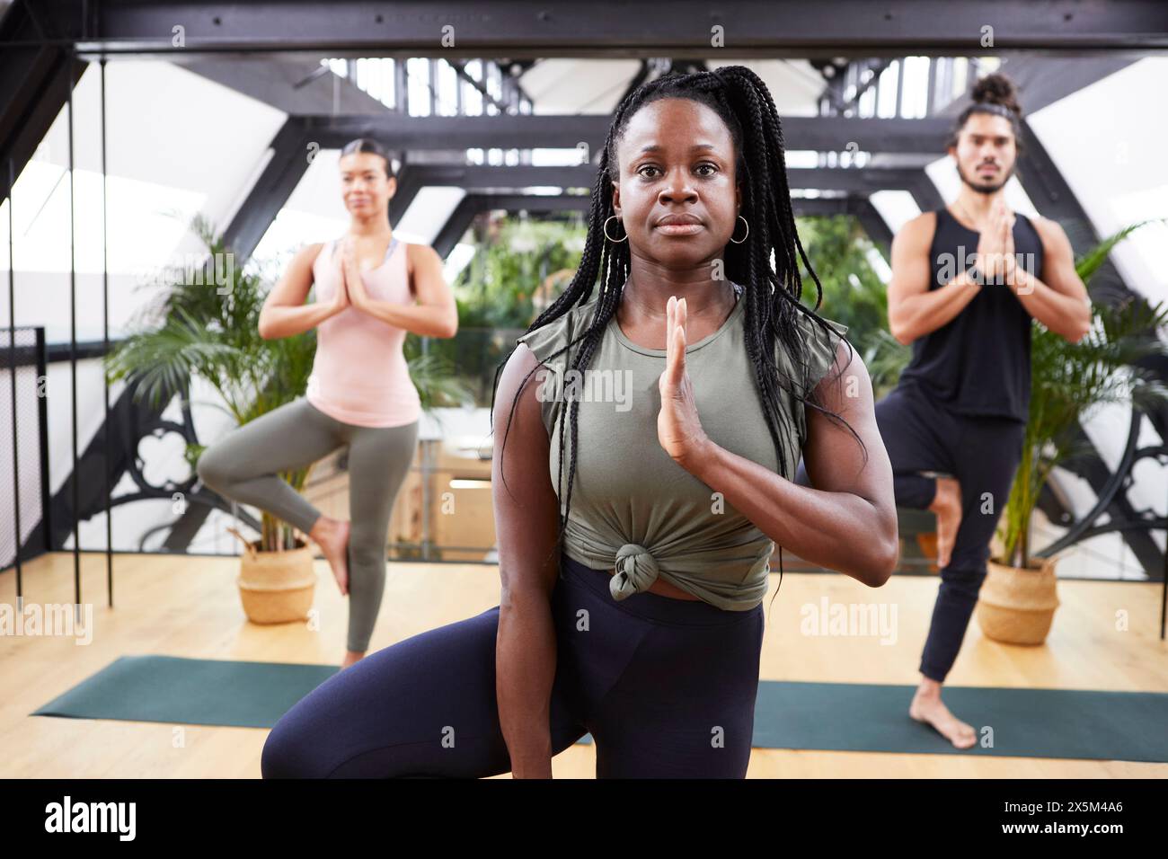 Gruppo di persone che praticano pilates in studio Foto Stock