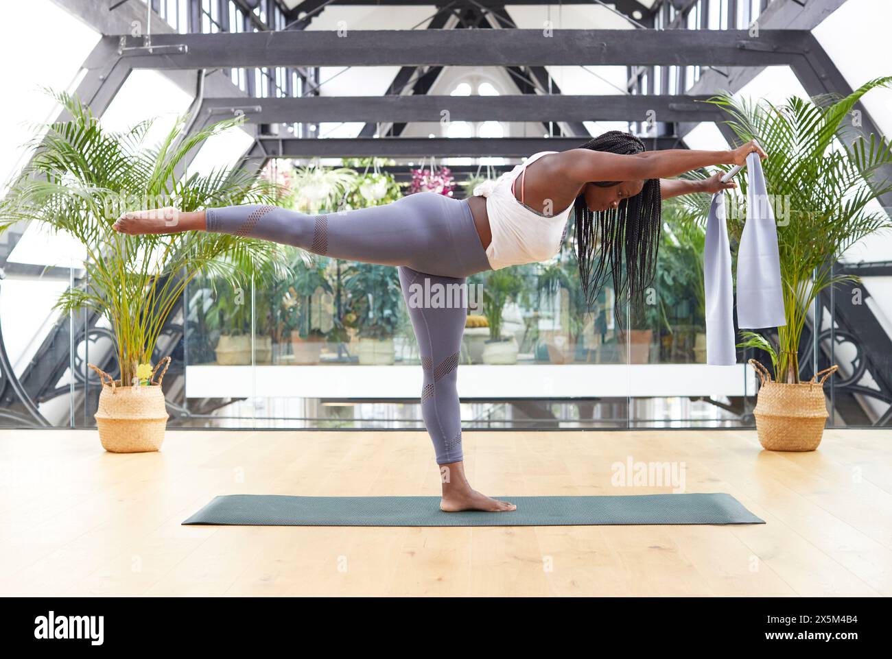 Donna che pratica pilates in studio Foto Stock