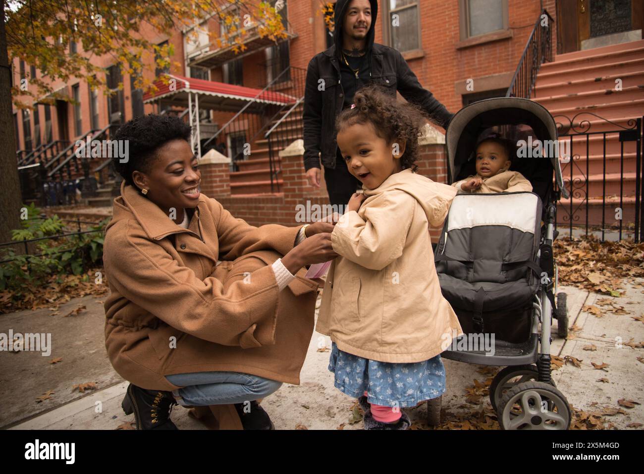 I genitori vanno a piedi con le figlie Foto Stock