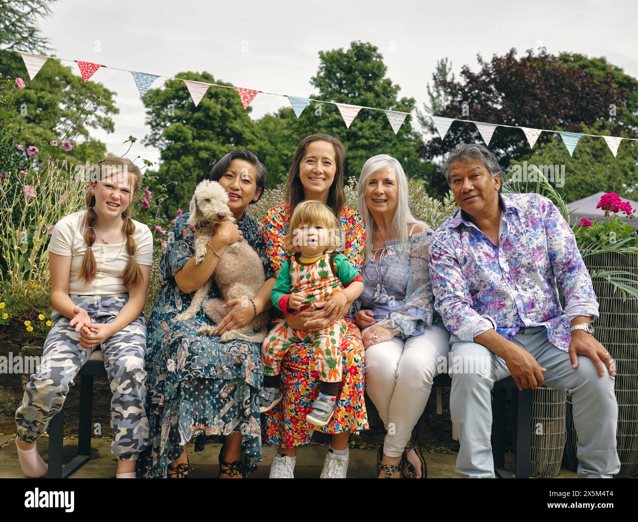 Ritratto di una famiglia multi-generazione con bambini e cani Foto Stock