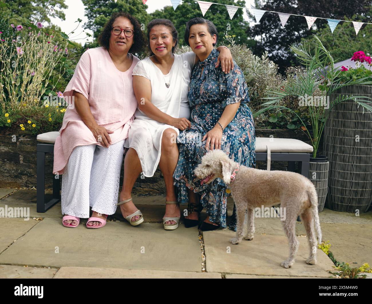 Ritratto di madre con figlie mature e cane Foto Stock