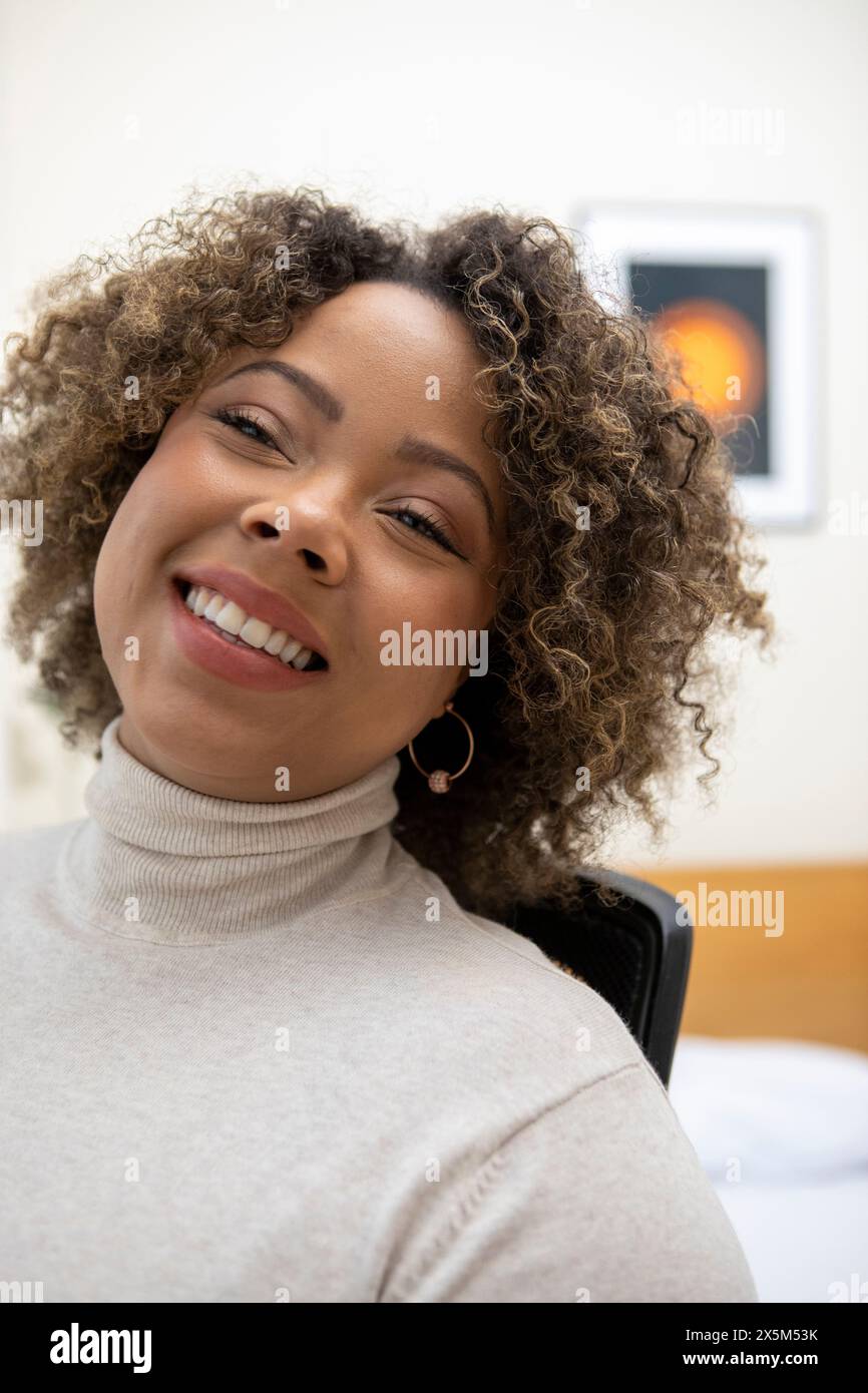 Ritratto di donna sorridente a casa Foto Stock