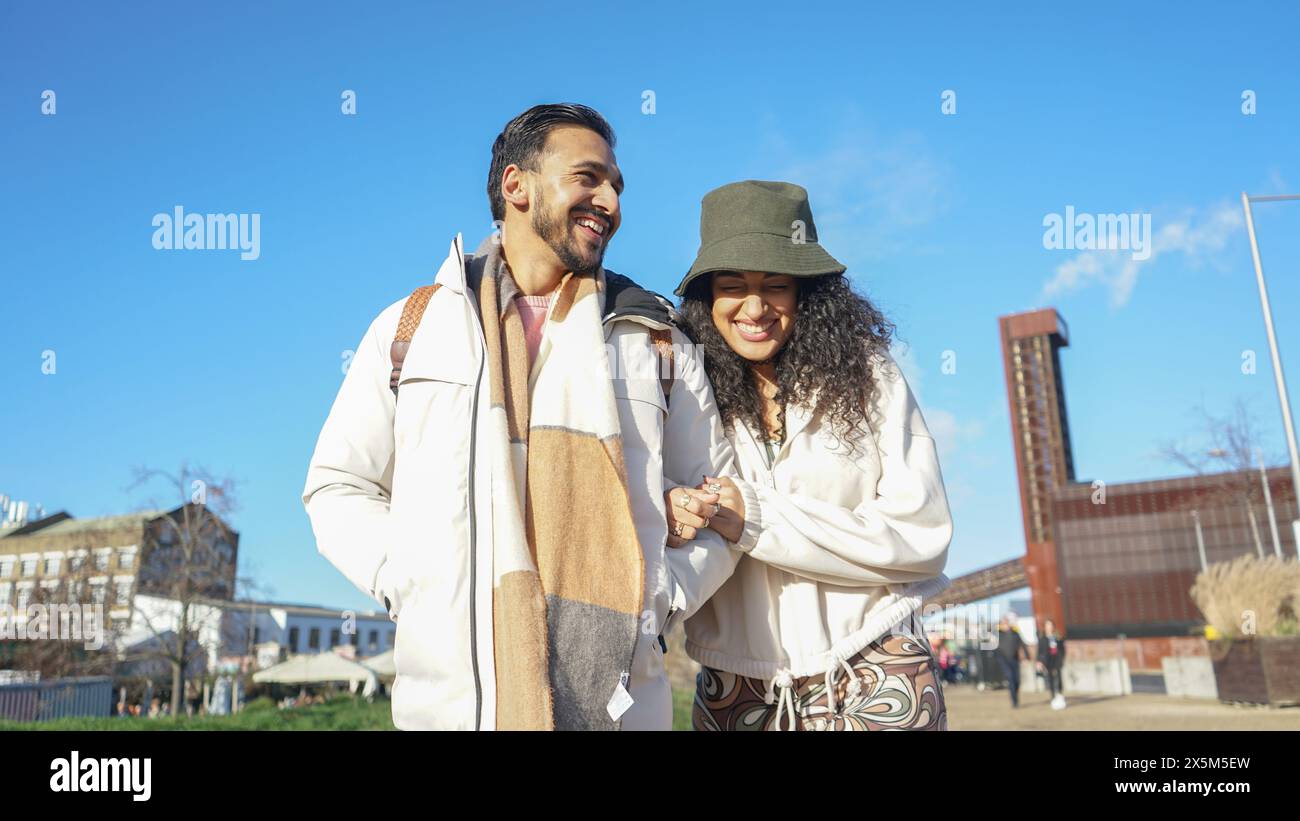 Coppia sorridente passeggiate all'aperto Foto Stock