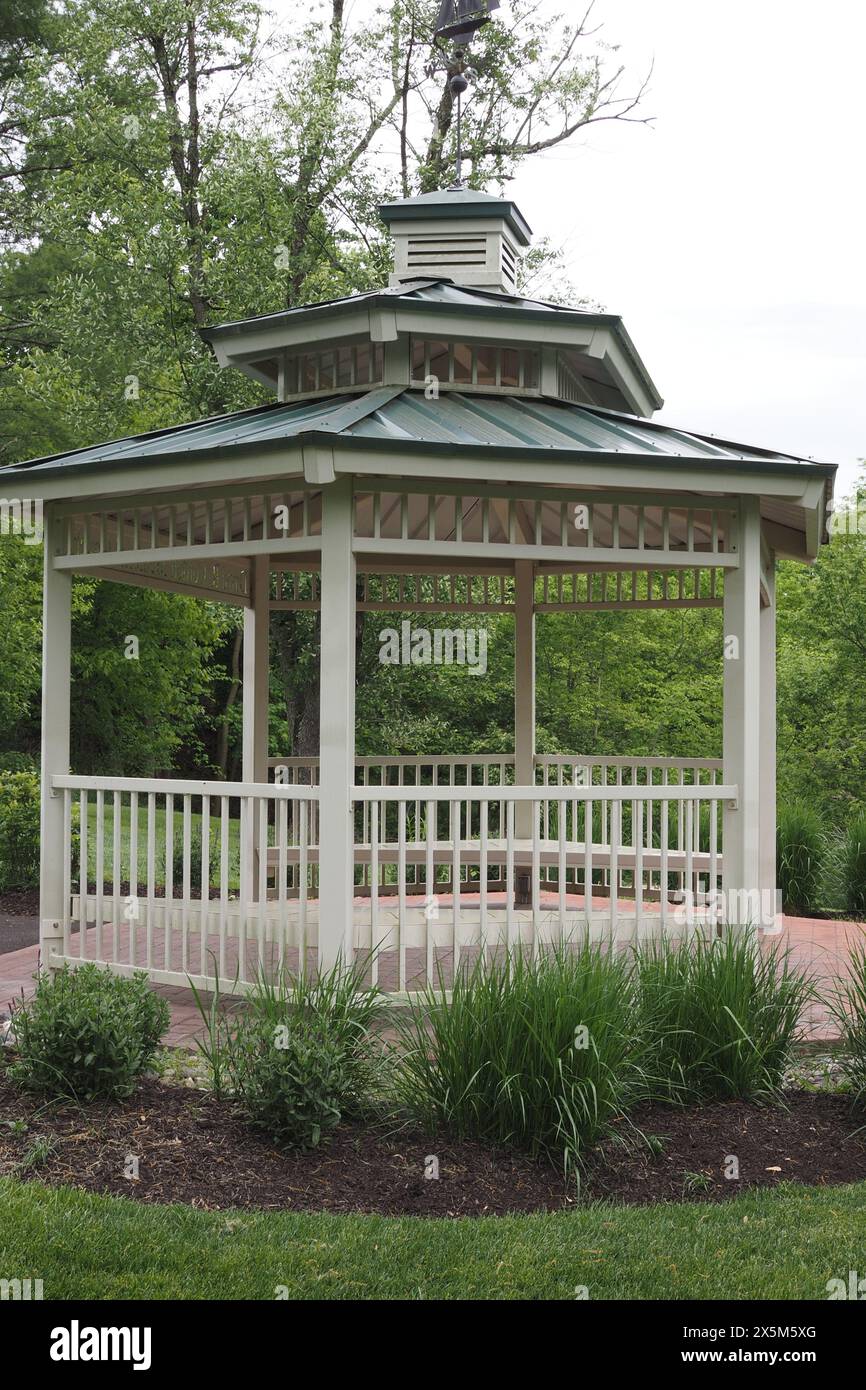 Il gazebo in legno bianco è nel parco. Foto Stock