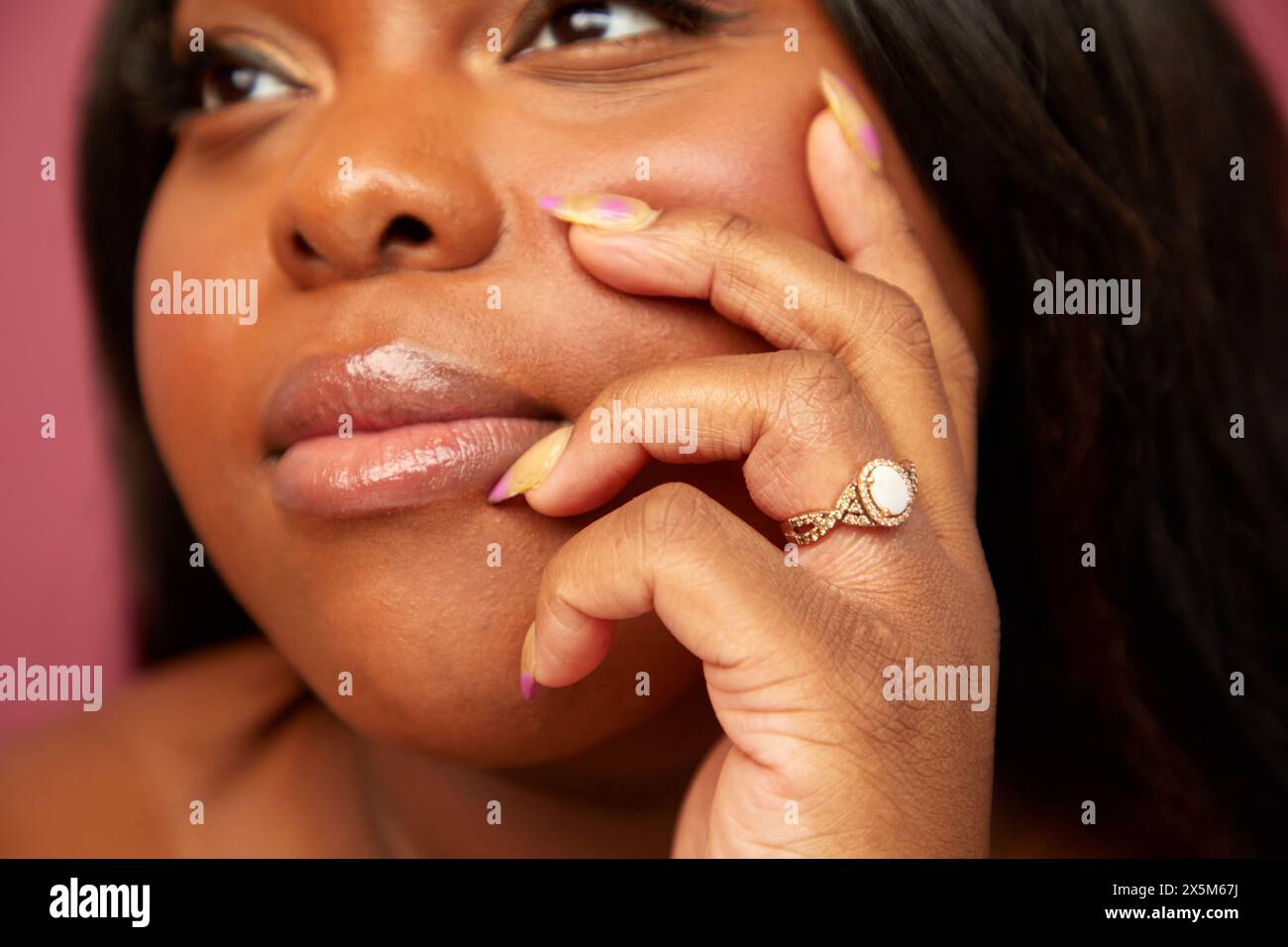 Primo piano di una donna pensiva e di taglia Foto Stock