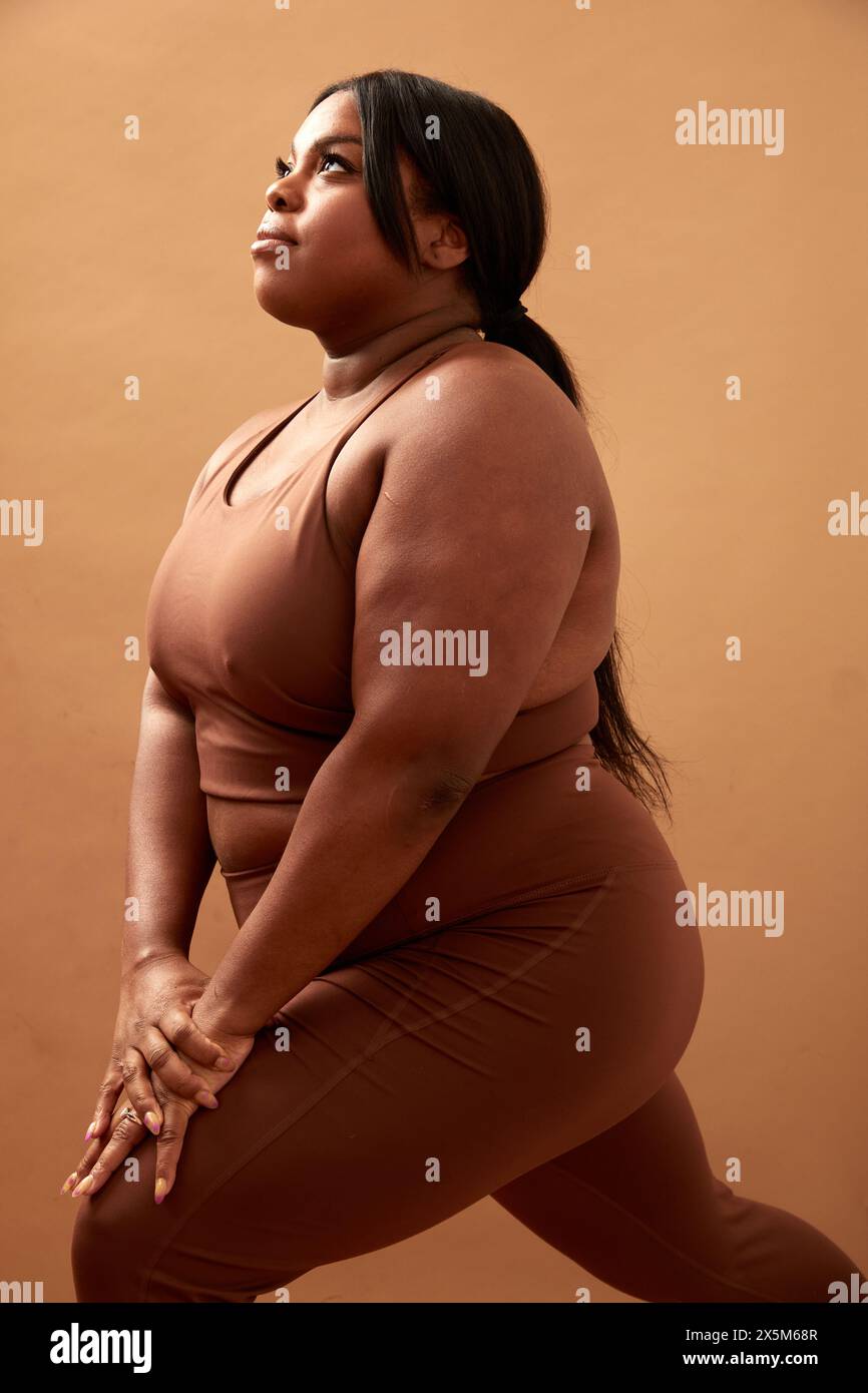 Foto in studio di una donna più grande che fa esercizio Foto Stock