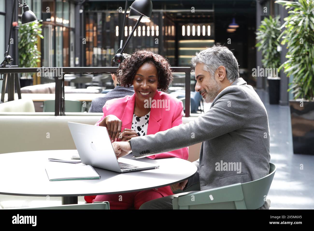 La gente di affari lavoro in ufficio Foto Stock
