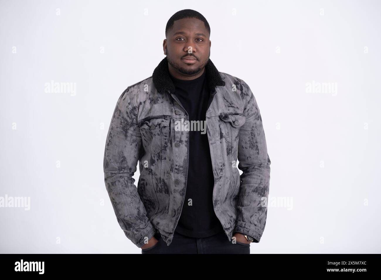Ritratto in studio di un uomo medio adulto che indossa una giacca grigia Foto Stock