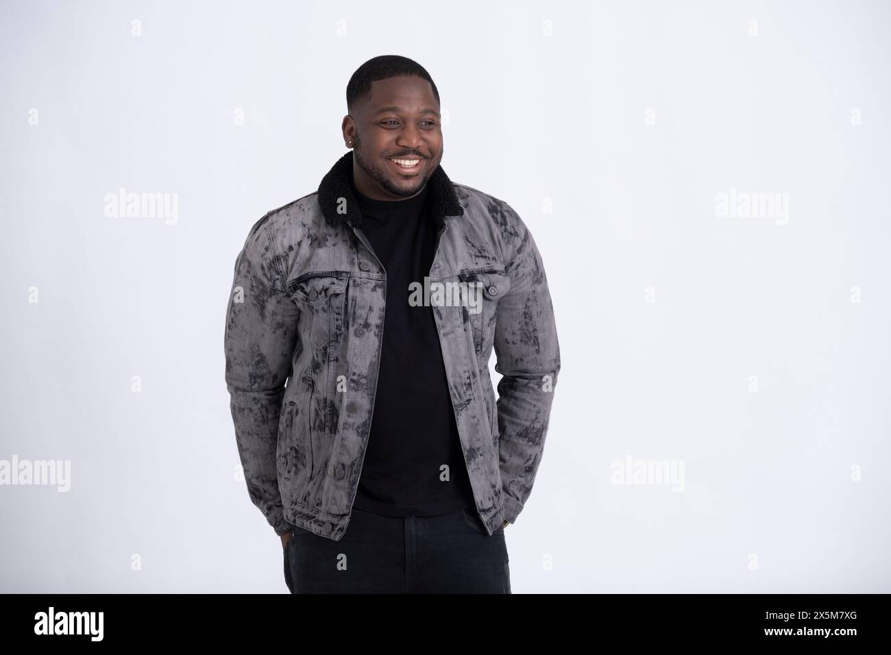 Ritratto in studio di un uomo medio adulto che indossa una giacca grigia Foto Stock
