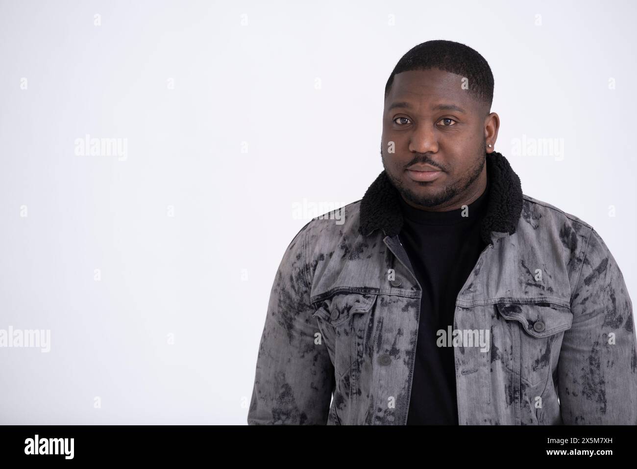 Ritratto in studio di un uomo medio adulto che indossa una giacca grigia Foto Stock