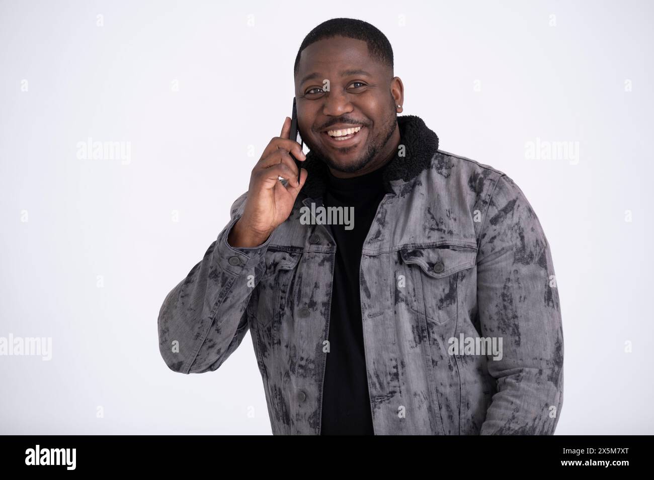 Ritratto in studio di un uomo medio adulto che indossa una giacca grigia Foto Stock