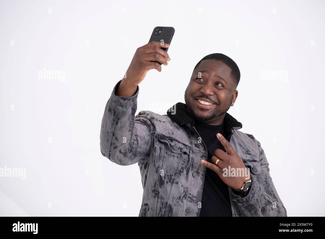 Ritratto in studio di un uomo medio adulto che sta scattando un selfie Foto Stock