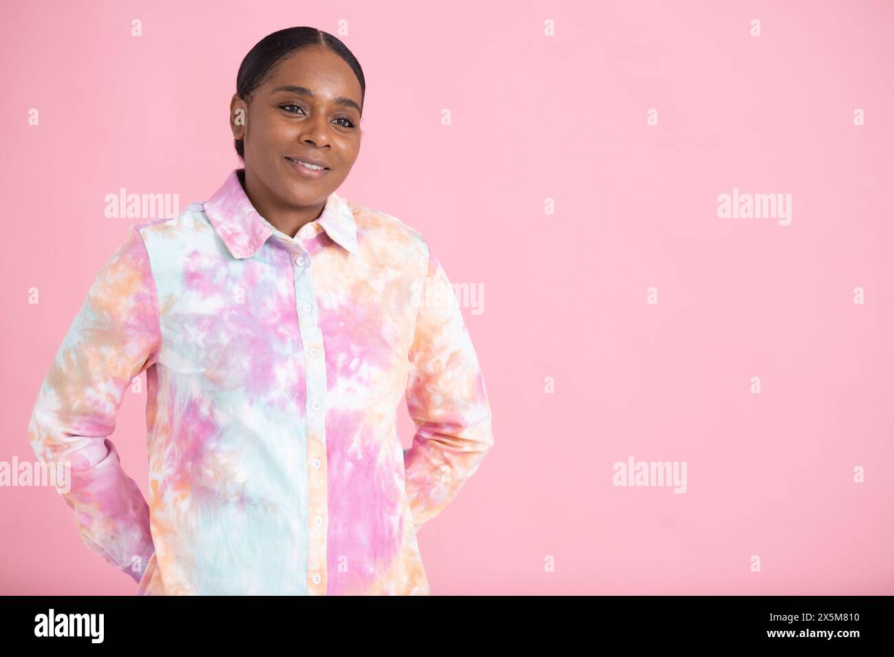 Ritratto in studio di una donna adulta che indossa una camicia multicolore Foto Stock