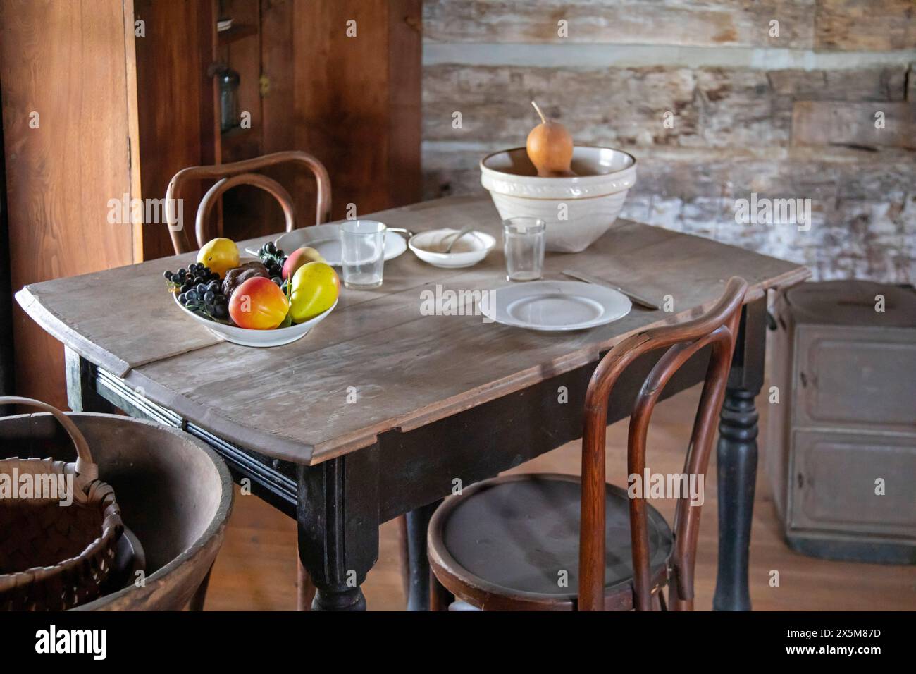 Fort Dodge, Iowa - Un tavolo da pranzo nella cabina Carlson-Richey presso il Fort Museum and Frontier Village. Gestito dalla Fort Dodge Historical Foundatio Foto Stock