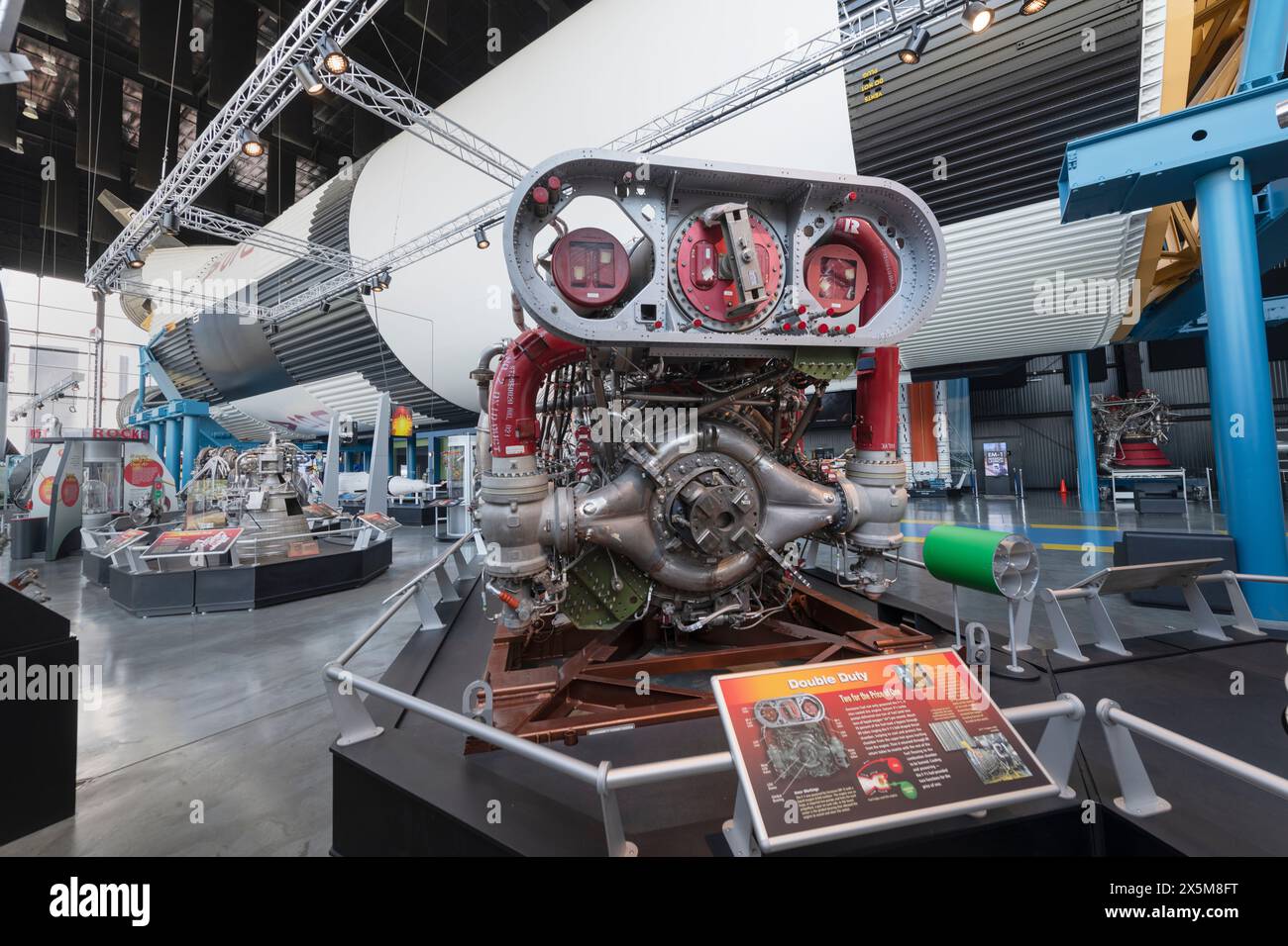 Motori Saturn V F-1. Davidson Center for Space Exploration: Saturn V Hall, U.S. Space and Rocket Center, Huntsville, Alabama. Foto Stock