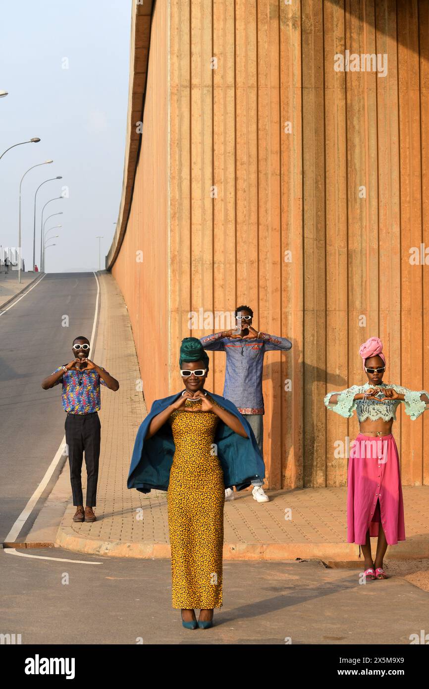 Foto alla moda di quattro persone in piedi in strada urbana Foto Stock