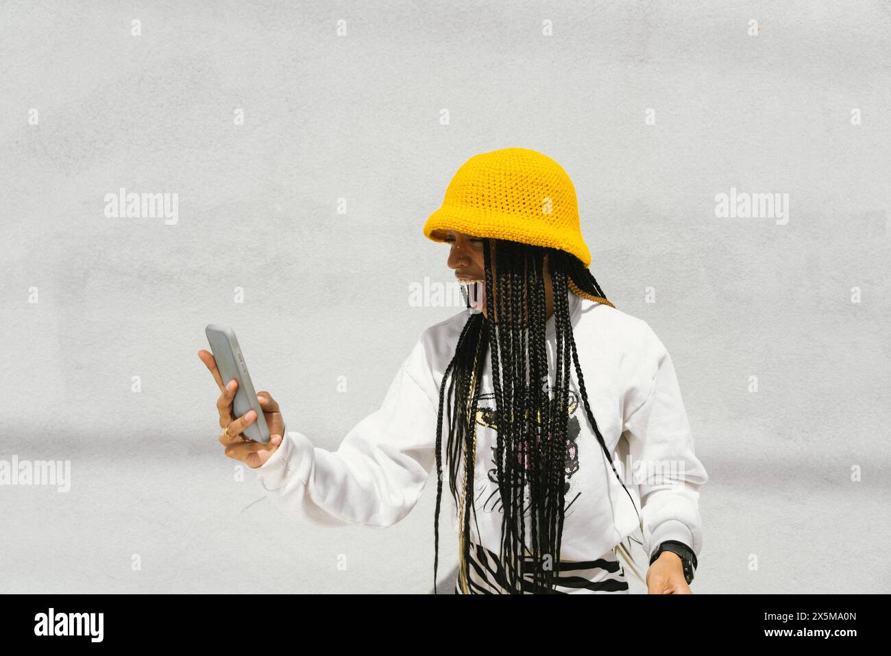 Giovane donna con lunghi dreadlock Foto Stock