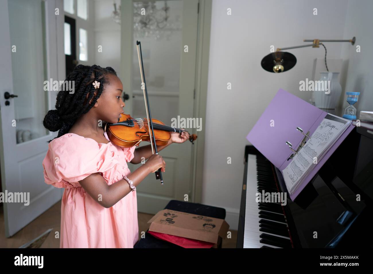 Bambino che suona il violino immagini e fotografie stock ad alta