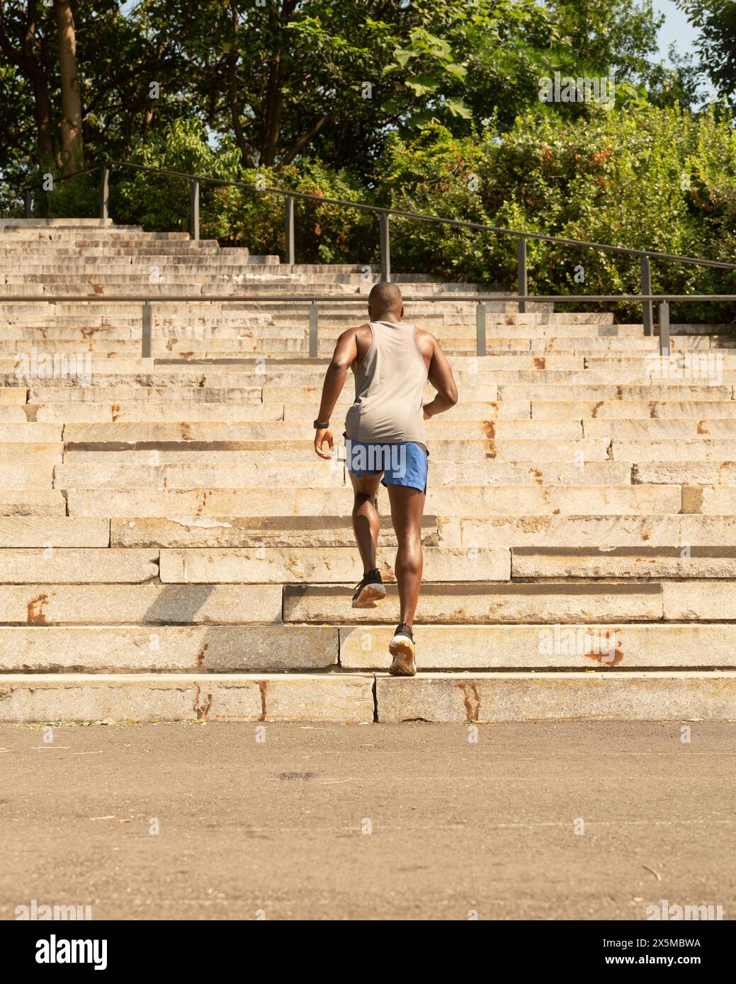 Vista posteriore dell'atletico che corre sui gradini Foto Stock