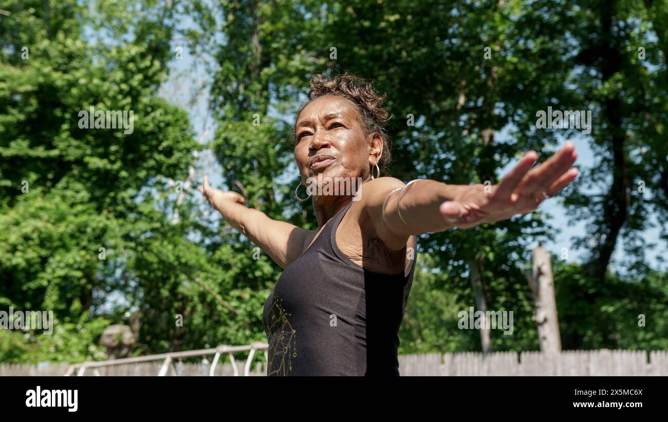 Senior donna fare yoga all'aperto Foto Stock