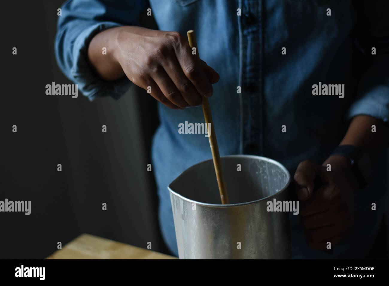 Primo piano di un uomo che mescola la caraffa Foto Stock