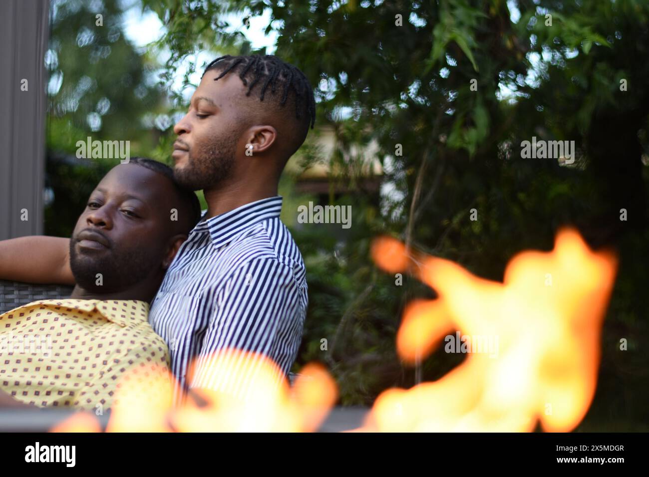 USA, Louisiana, coppia gay rela, al fosso del fuoco sul cortile Foto Stock