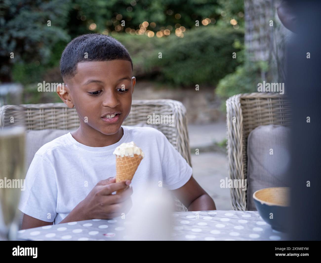 Ragazzo (10-11) che mangia gelato Foto Stock