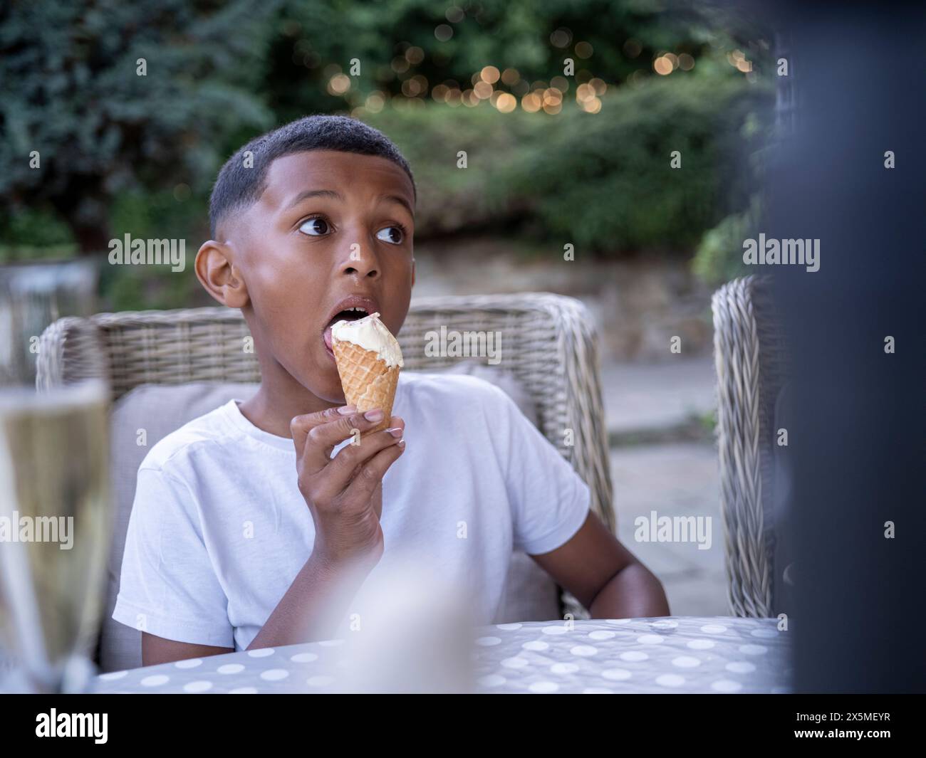 Ragazzo (10-11) che mangia gelato Foto Stock