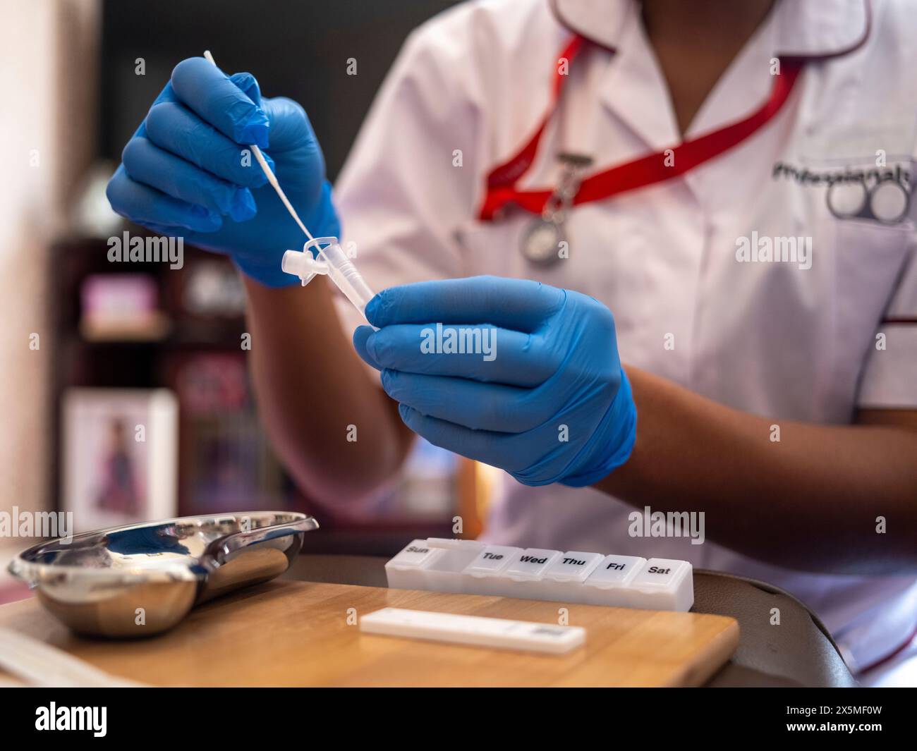 Primo piano di infermiere che indossa guanti chirurgici che preparano il test medico Foto Stock